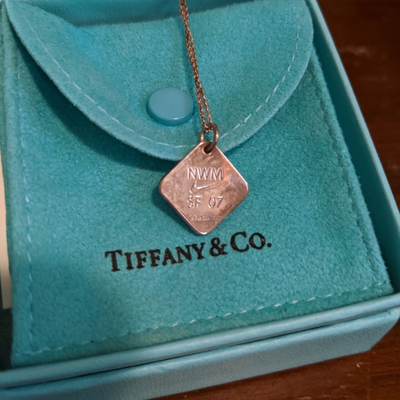 Nike Women's Marathon Tiffany & Co Commemorative Silver Pendant & Chain - Picture 2 of 2